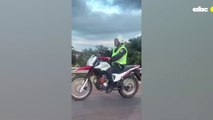 Agente de la Policía Nacional se hizo viral al circular en moto con el casco mal puesto
