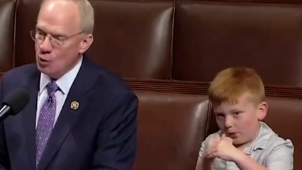 Video del hijo del congresista de Estados Unidos haciendo caras durante el discurso pro Trump