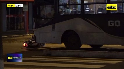 Video: Una mujer se salvó de milagro de ser arrollada por un transporte público