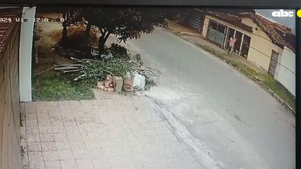 Una joven sufrió un rapto, robo y fue arrojada de un vehículo