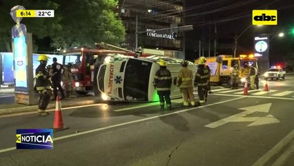 Video: Ambulancia volcó tras chocar contra camioneta
