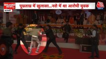 वाराणसी में CM योगी आदित्यनाथ की सुरक्षा में बड़ी चूक, युवक की मंच पर चढ़ने की कोशिश; Video