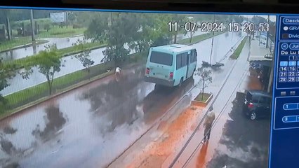 Intentó esquivar un perrito y fue arrollada