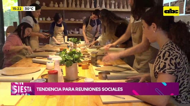 Tendencia para reuniones sociales: juntarse con amigos a hacer piezas de cerámica