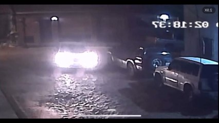 Video de como utilizaron el vehículo de una mujer para robar otra camioneta