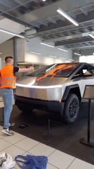 Activistas manchan de pintura un Cybertruck en un concesionario de Tesla en Hamburgo