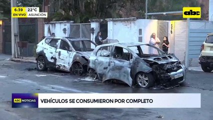 Video: Dos vehículos se incendiaron por completo tras un choque