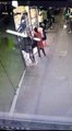 Una mujer roba prendas en  una tienda del Mercado 4