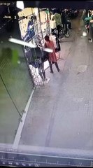 Una mujer roba prendas en  una tienda del Mercado 4