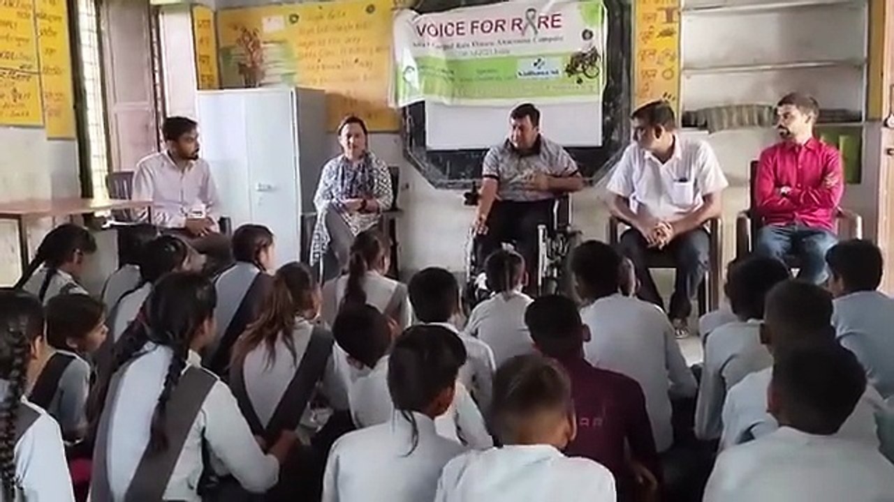 विनोद  चौधरी खुद व्हीलचेयर पर , लेकिन उनके  हौं...