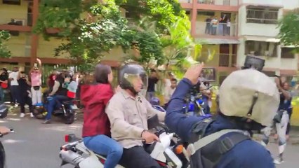 Corina Machado recorrió los sitios de votación en moto