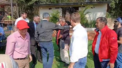 Mario Abdo saluda a sus aliados políticos