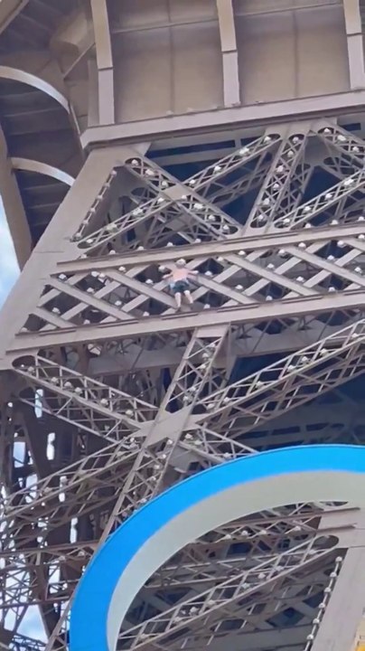 Detenido un hombre en París tras escalar la Torre Eiffel