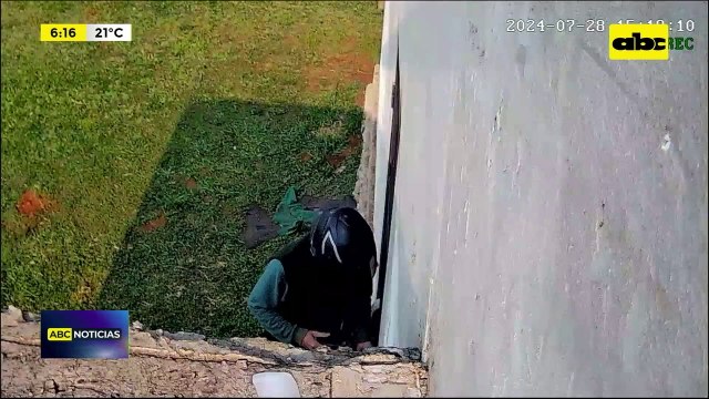 Video: Vecinos detienen a presunto ladrón que llevó un televisor como mochila