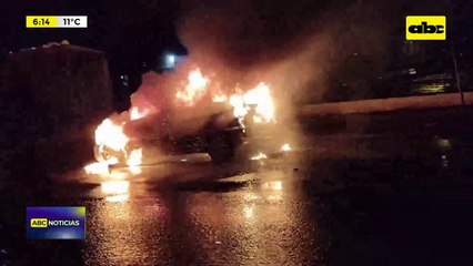 Video: Automóvil se incendió por completo por aparentemente corto circuito