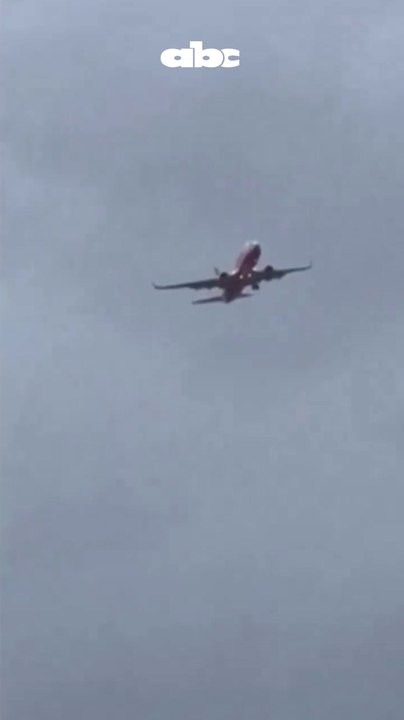 Tifon hace tambalear un avión