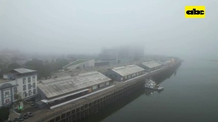 Imágenes de la bahía de Asunción con niebla y humo
