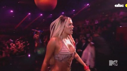 Karol G puso a bailar a Taylor Swift