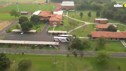 El bus llegó al CARDE y espera por los jugadores para el viaje al Defensores del Chaco