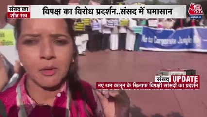 संसद परिसर में श्रम कानून के खिलाफ विपक्ष का प्रदर्शन, सरकार को जमकर घेरा