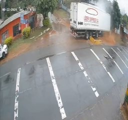 Carreta se desprende de camión y causa accidente