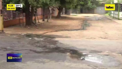 Video: Vecinos denuncian que sufren por fuga cloacal y baches