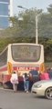 Pasajeros empujan un bus chatarra