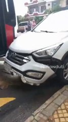 Choque de bus contra autos estacionados