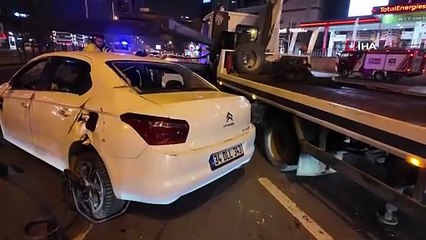 İstanbul'da makas atarak ilerleyen araç takla attı!