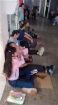 Pacientes de IPS esperan en el piso para ser atendidos