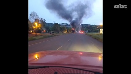 Incendio de carreta de camión en la ruta PY06, en Tomás Romero Pereira