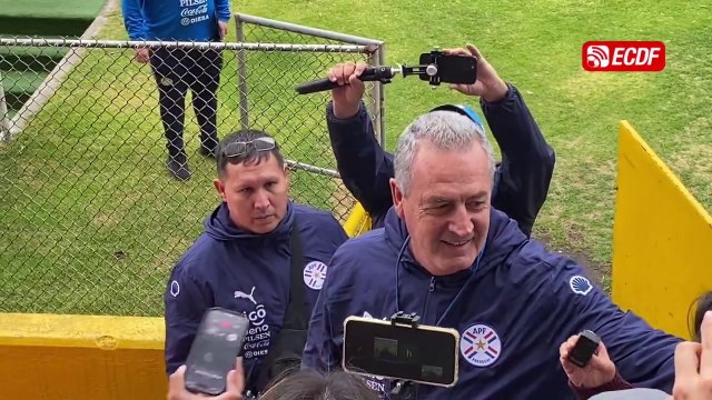 Gustavo Alfaro con los medios ecuatorianos en el Atahualpa de Quito
