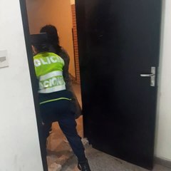 Momento en que madre de niño intoxicado con droga queda detenida