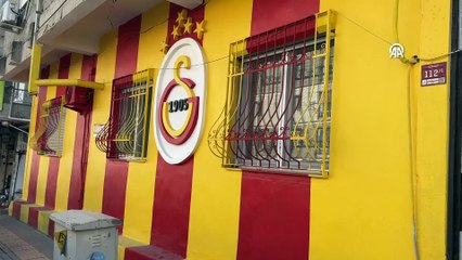 Sarı-kırmızı "sevgisini" evinin duvarına yansıttı