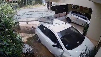 Violento choque de un vehículo contra una casa en  Fernando de la Mora