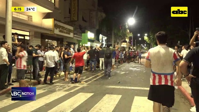 ¡Ilusión Intacta! hinchas de la albirroja celebraron frente al Panteón el empate ante Bolivia