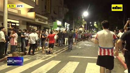 ¡Ilusión Intacta! hinchas de la albirroja celebraron frente al Panteón el empate ante Bolivia