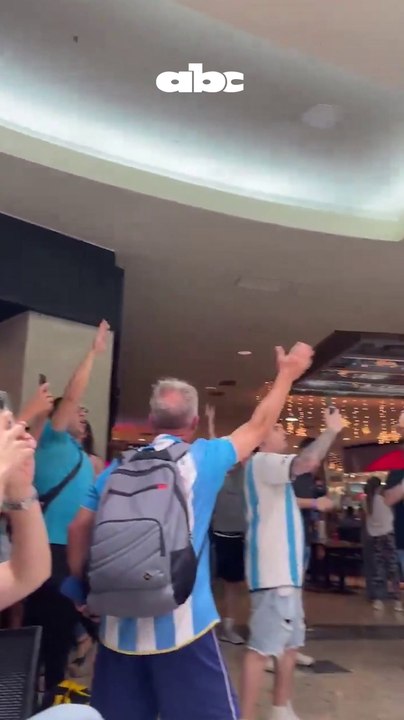 Copa Sudamericana: Hinchas de Racing retumban con cánticos un conocido shopping, en la previa a la final