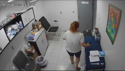 Momento En Que Descuidista Hurta Pertenencias De Una Enfermera Del Hospital Barrio Obrero