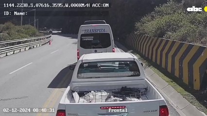 Impactante video: enorme roca cae sobre una camioneta en Perú y deja tres muertos