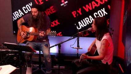 Laura Cox & Waxx reprennent "Murder on the Dancefloor" de Sophie Ellis-Bextor en live dans Foudre