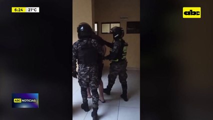 Video: Cae estafador con siete órdenes de captura