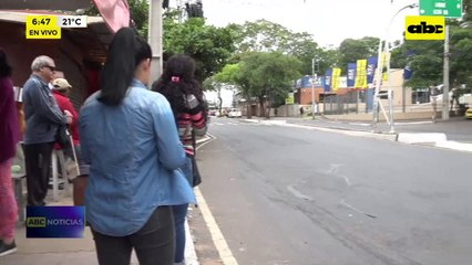 Una postal diaria: pasajeros cansados de la larga espera del transporte público