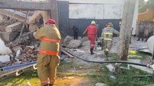 Una persona quedó atrapada entre los escombros de una fábrica de hielo en Villa Elisa que explotó y se derrumbó.