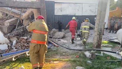 Una persona quedó atrapada entre los escombros de una fábrica de hielo en Villa Elisa que explotó y se derrumbó.