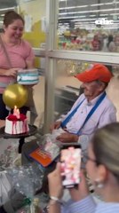 Jóvenes solidarios sorprenden a vendedor ambulante al cumplir 88 años