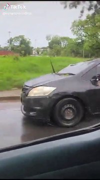 Graban a conductor de Bolt conduciendo tras chocar contra un árbol