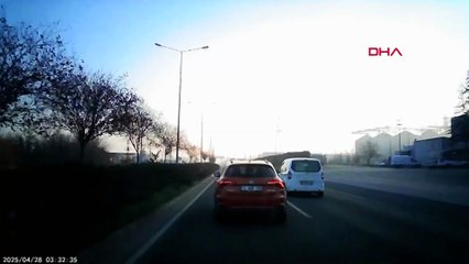 Yine makas terörü: Çarptığı otomobil devrildi! Kaza kamerada