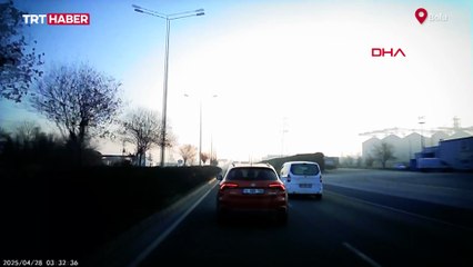 Makas manevrası kaza getirdi: Otomobil işte böyle devrildi