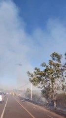 Bomberos trabajan para controlar las llamas en ruta Luque - San Bernardino
